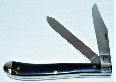 "#24B, Queen, slim trapper, 2 blade, imitation slick black handles, brass liners, NS bolsters, Queen Steel #24B Made in USA etch, Q76 tang stamp, 4”"
