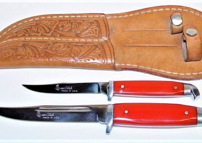 "#97, Queen, twin set hunting knives, red handles, script Queen Steel Made in U.S.A. etch, no tang stamp, 4” & 3” blades"