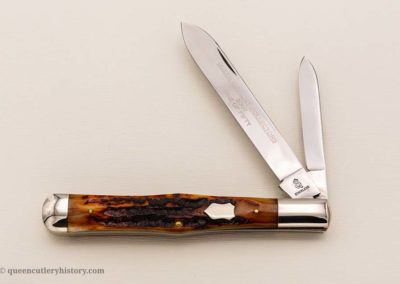 "#62 Queen early style hunters knife, 2-blade, autumn carved stag bone handles, NS bolsters and heraldic shield, brass liners, blade etch Queen Cutlery Collectors 2007 One of Fifty, Q stainless stamp, 5 3/8""